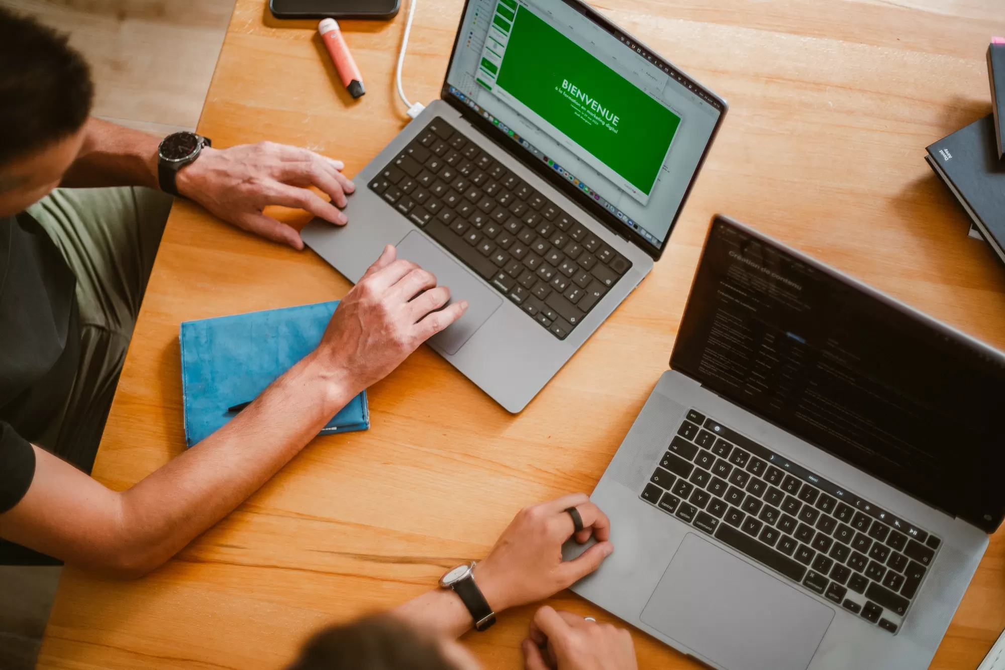 Une session de travail Veryx autour de deux ordinateurs
